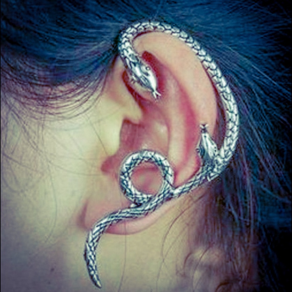 ๐ Gothic Double Snake Silver Ear Cuff - Picture 6 of 7